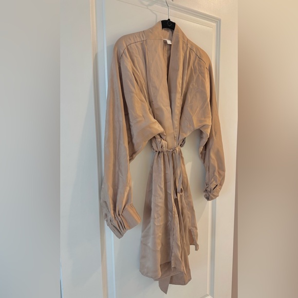 Lunya Washable Silk Robe (M) - Picture 8 of 10